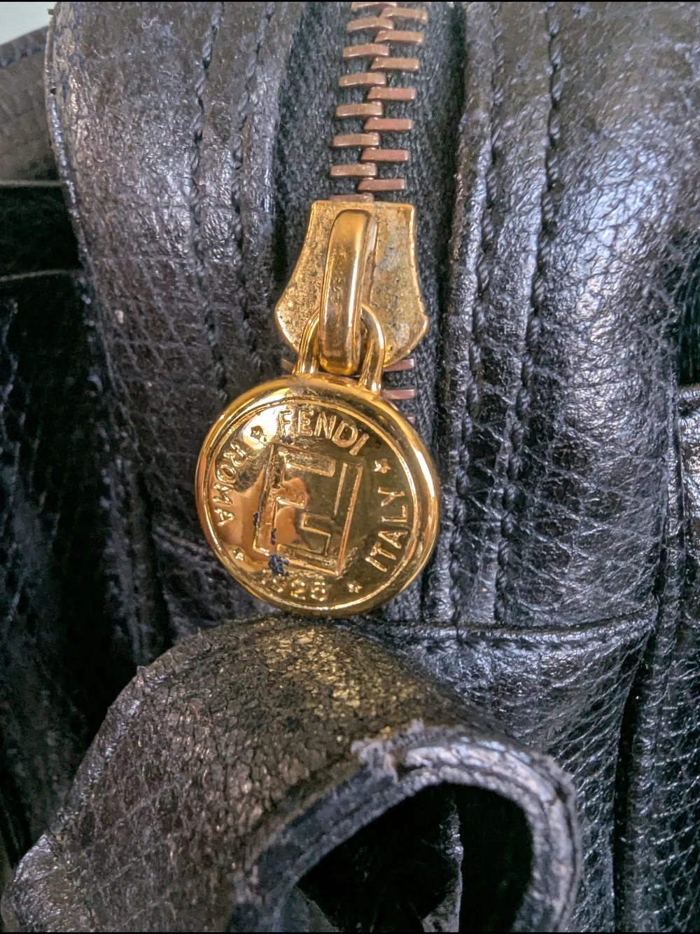 Vintage Fendi crossbody/shoulder bag from aroundthe 1970s or 1980s. It feature